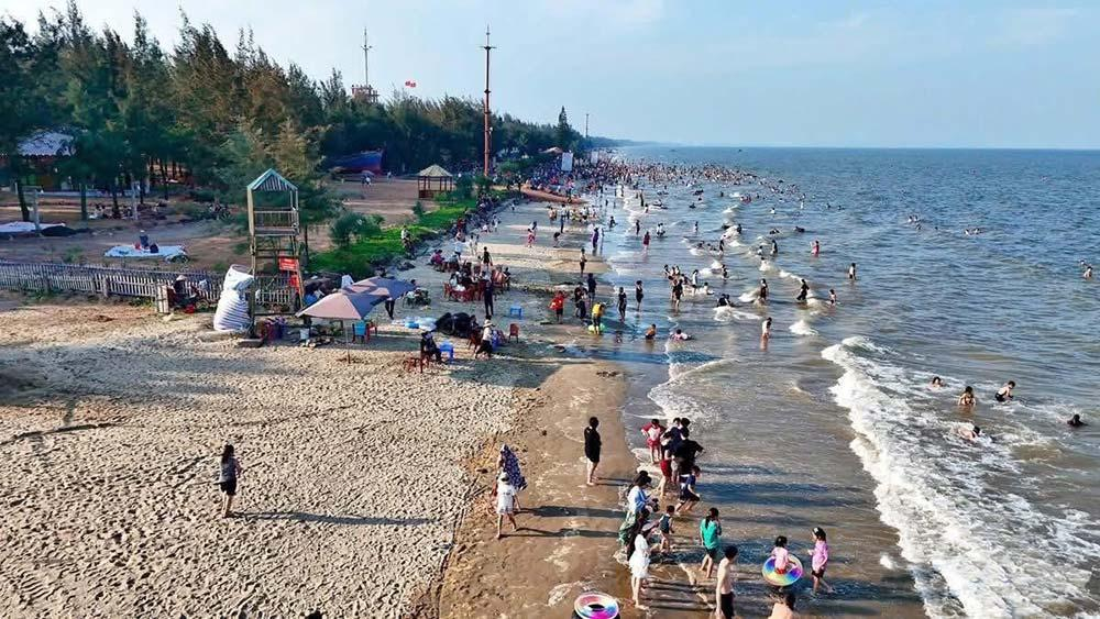 Biển có đường bờ biển dài 2,5km thích hợp cho hoạt động tắm biển